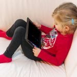 Παιδί και παρακολούθηση βίντεο στο Youtube